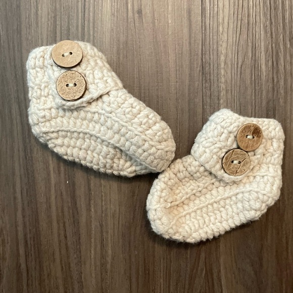 Handmade Cream Crochet Baby Booties with Buttons OS - Picture 4 of 4
